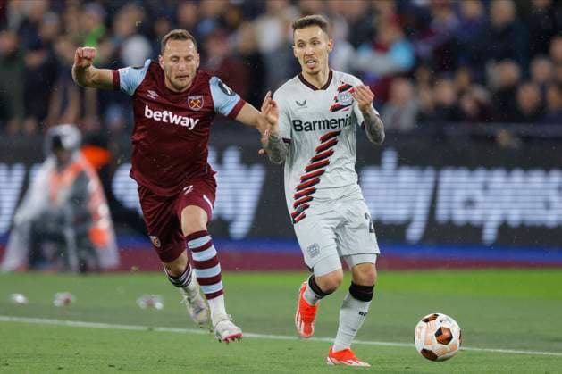 West Ham United FC v Bayer 04 Leverkusen: Quarter-Final Second Leg - UEFA Europa League 2023 24 Vladimír Coufal of West Ham United and Alex Grimaldo of Bayer 04 Leverkusen challenge during the UEFA Europa League 2023 24 Quarter-Final second leg match between West Ham United FC and Bayer 04 Leverkusen at Olympic Stadium on April 18, 2024 in London, England. London Olympic Stadium England United Kingdom Copyright: xNigelxFrench Sportsphoto APLx 14037825