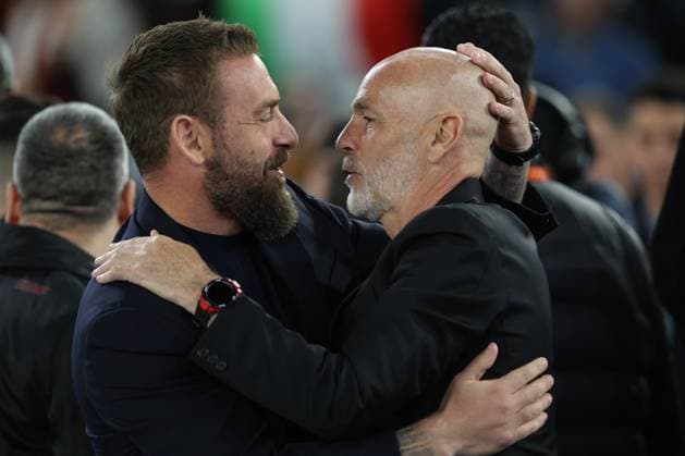 Sport Bilder des Tages Football: UEFA Europa League 2023-2024 - Quarter Final football match As Roma vs AC Milan at Olympic Stadium in Rome on 18th April 2024 Rome, Italy 18.04.2024: Stefano Pioli coach Milan greet Daniele De Rossi coach of Roma before the UEFA Europa League 2023-2024, quarter final , football match between AS Roma vs AC Milan at Olympic Stadium in Rome. Rome Olympic italy italy Copyright: xmarcoxiacobucci