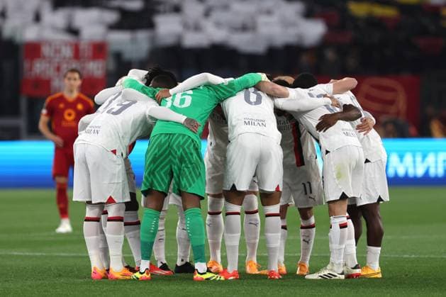Football: UEFA Europa League 2023-2024 - Quarter Final football match As Roma vs AC Milan at Olympic Stadium in Rome on 18th April 2024 Rome, Italy 18.04.2024: Milan team hug before the UEFA Europa League 2023-2024, quarter final , football match between AS Roma vs AC Milan at Olympic Stadium in Rome. Rome Olympic italy italy Copyright: xmarcoxiacobucci