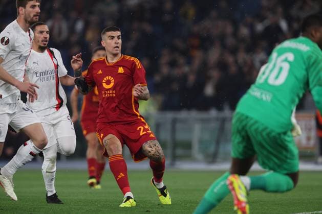 Football: UEFA Europa League 2023-2024 - Quarter Final football match As Roma vs AC Milan at Olympic Stadium in Rome on 18th April 2024 Rome, Italy 18.04.2024: Gianluca Mancini of Roma score the goal 1-0 and celebrate with the team during the UEFA Europa League 2023-2024, quarter final , football match between AS Roma vs AC Milan at Olympic Stadium in Rome. Rome Olympic italy italy Copyright: xmarcoxiacobucci