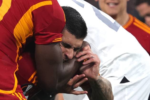 Football: UEFA Europa League 2023-2024 - Quarter Final football match As Roma vs AC Milan at Olympic Stadium in Rome on 18th April 2024 Rome, Italy 18.04.2024: Gianluca Mancini of Roma score the goal 1-0 and celebrate with the team during the UEFA Europa League 2023-2024, quarter final , football match between AS Roma vs AC Milan at Olympic Stadium in Rome. Rome Olympic italy italy Copyright: xmarcoxiacobucci