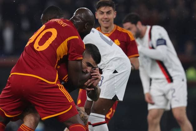 Football: UEFA Europa League 2023-2024 - Quarter Final football match As Roma vs AC Milan at Olympic Stadium in Rome on 18th April 2024 Rome, Italy 18.04.2024: Gianluca Mancini of Roma score the goal 1-0 and celebrate with the team during the UEFA Europa League 2023-2024, quarter final , football match between AS Roma vs AC Milan at Olympic Stadium in Rome. Rome Olympic italy italy Copyright: xmarcoxiacobucci