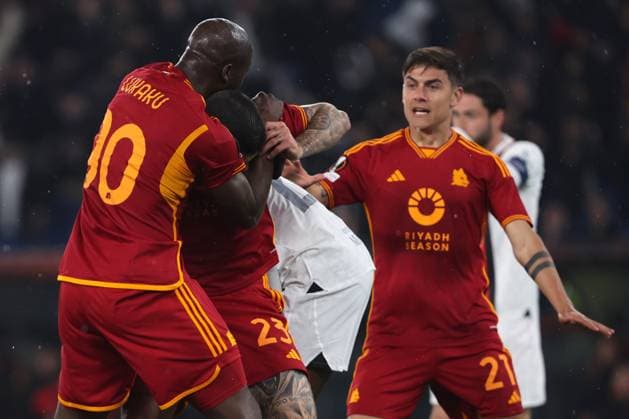 Football: UEFA Europa League 2023-2024 - Quarter Final football match As Roma vs AC Milan at Olympic Stadium in Rome on 18th April 2024 Rome, Italy 18.04.2024: Gianluca Mancini of Roma score the goal 1-0 and celebrate with the team during the UEFA Europa League 2023-2024, quarter final , football match between AS Roma vs AC Milan at Olympic Stadium in Rome. Rome Olympic italy italy Copyright: xmarcoxiacobucci