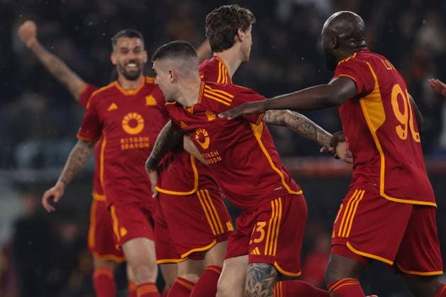 Football: UEFA Europa League 2023-2024 - Quarter Final football match As Roma vs AC Milan at Olympic Stadium in Rome on 18th April 2024 Rome, Italy 18.04.2024: Gianluca Mancini of Roma score the goal 1-0 and celebrate with the team during the UEFA Europa League 2023-2024, quarter final , football match between AS Roma vs AC Milan at Olympic Stadium in Rome. Rome Olympic italy italy Copyright: xmarcoxiacobucci