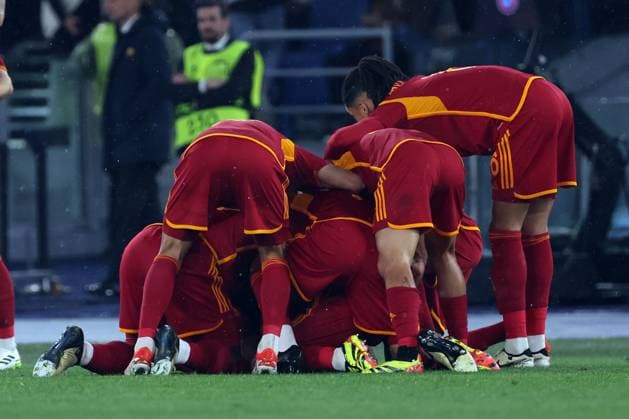Football: UEFA Europa League 2023-2024 - Quarter Final football match As Roma vs AC Milan at Olympic Stadium in Rome on 18th April 2024 Rome, Italy 18.04.2024: Gianluca Mancini of Roma score the goal 1-0 and celebrate with the team during the UEFA Europa League 2023-2024, quarter final , football match between AS Roma vs AC Milan at Olympic Stadium in Rome. Rome Olympic italy italy Copyright: xmarcoxiacobucci
