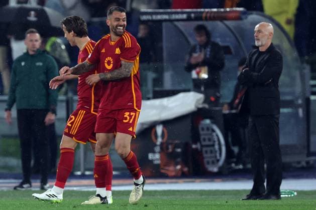 Football: UEFA Europa League 2023-2024 - Quarter Final football match As Roma vs AC Milan at Olympic Stadium in Rome on 18th April 2024 Rome, Italy 18.04.2024: Gianluca Mancini of Roma score the goal 1-0 and celebrate with the team during the UEFA Europa League 2023-2024, quarter final , football match between AS Roma vs AC Milan at Olympic Stadium in Rome. Rome Olympic italy italy Copyright: xmarcoxiacobucci