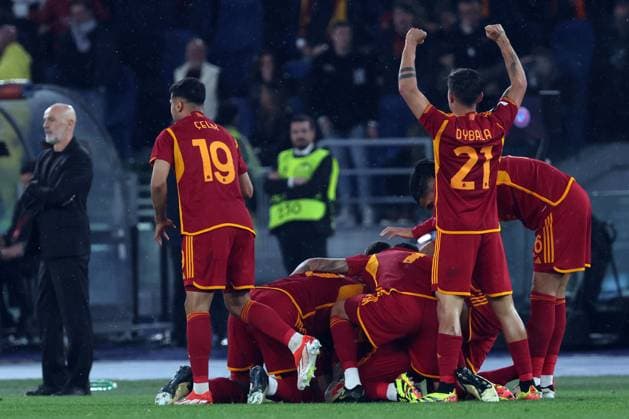 Football: UEFA Europa League 2023-2024 - Quarter Final football match As Roma vs AC Milan at Olympic Stadium in Rome on 18th April 2024 Rome, Italy 18.04.2024: Gianluca Mancini of Roma score the goal 1-0 and celebrate with the team during the UEFA Europa League 2023-2024, quarter final , football match between AS Roma vs AC Milan at Olympic Stadium in Rome. Rome Olympic italy italy Copyright: xmarcoxiacobucci