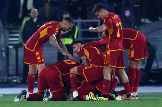 Football: UEFA Europa League 2023-2024 - Quarter Final football match As Roma vs AC Milan at Olympic Stadium in Rome on 18th April 2024 Rome, Italy 18.04.2024: Gianluca Mancini of Roma score the goal 1-0 and celebrate with the team during the UEFA Europa League 2023-2024, quarter final , football match between AS Roma vs AC Milan at Olympic Stadium in Rome. Rome Olympic italy italy Copyright: xmarcoxiacobucci