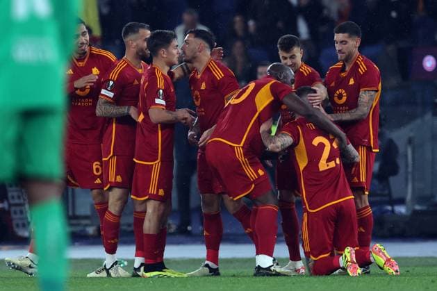 Football: UEFA Europa League 2023-2024 - Quarter Final football match As Roma vs AC Milan at Olympic Stadium in Rome on 18th April 2024 Rome, Italy 18.04.2024: Gianluca Mancini of Roma score the goal 1-0 and celebrate with the team during the UEFA Europa League 2023-2024, quarter final , football match between AS Roma vs AC Milan at Olympic Stadium in Rome. Rome Olympic italy italy Copyright: xmarcoxiacobucci