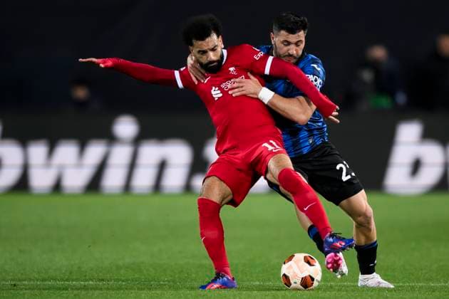 Sport Bilder des Tages Atalanta BC v Liverpool FC - UEFA Europa League Mohamed Salah of Liverpool FC competes for the ball with Sead Kolasinac of Atalanta BC during the he UEFA Europa League quarter-final second leg football match between Atalanta BC and Liverpool FC. Bergamo Italy Copyright: xNicolòxCampox