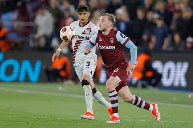 West Ham United FC v Bayer 04 Leverkusen: Quarter-Final Second Leg - UEFA Europa League 2023 24 Jarrod Bowen of West Ham United and Piero Hincapie of Bayer 04 Leverkusen in action during the UEFA Europa League 2023 24 Quarter-Final second leg match between West Ham United FC and Bayer 04 Leverkusen at Olympic Stadium on April 18, 2024 in London, England. London Olympic Stadium England United Kingdom Copyright: xNigelxFrench Sportsphoto APLx 14037829