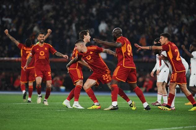 Foto IPP Cavaliere Emiliano. Roma 18 04 2024. Calcio Europa League 2023 2024 - quarti partita di ritorno AS Roma-AC Milan. Nella foto: esultanza per il suo gol di Gianluca Mancini abbracciato da Romelu Lukaku Italy Photo Press - World Copyright italy ITALY  Copyright: xR4924_italyphotopressx