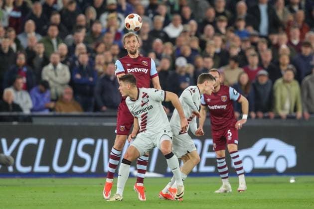 UEFA Europa League Quarter-Final West Ham United v Bayer 04 Leverkusen TomaÅ¡ SouÄek of West Ham United heads the ball, during the UEFA Europa League Quarter-Final match West Ham United vs Bayer 04 Leverkusen at London Stadium, London, United Kingdom, 18th April 2024 (Photo by Gareth Evans News Images) London London Stadium United Kingdom Copyright: xGarethxEvans NewsxImagesx