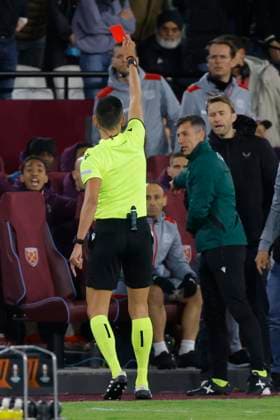 West Ham United FC v Bayer 04 Leverkusen: Quarter-Final Second Leg - UEFA Europa League 2023 24 Referee Jose Maria Sanchez shows a Red card to Billy McKinlay First team coach of West Ham United (not Pictured) during the UEFA Europa League 2023 24 Quarter-Final second leg match between West Ham United FC and Bayer 04 Leverkusen at Olympic Stadium on April 18, 2024 in London, England. London Olympic Stadium England United Kingdom Copyright: xNigelxFrench Sportsphoto APLx 14037833