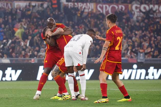 April 18, 2024, Rome, ITALY: AS Roma s Gianluca Mancini (C) celebrates with teammate AS Roma s Romelu Lukaku (L) and AS Roma s Paulo Dybala after scoring during the UEFA Europa League quarter-finals, return soccer match between AS Roma and AC Milan in Rome, Italy, 18 April 2024. ANSA FABIO FRUSTACI UEFA Europa League quarter-finals - AS Roma vs AC Milan  - ZUMAa110 20240418_zaf_a110_042 Copyright: xFabioxFrustacix