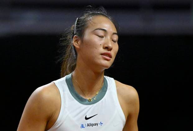 Qinwen Zheng CHN disappointed Tennis Ladies Porsche Cup Porsche Tennis Grand Prix GP Stuttgart 2024 Porsche Arena 18 04 2024 DFL REGULATIONS PROHIBIT ANY USE OF PHOTOGRAPHS AS IMAGE SEQUENCES AND OR QUASI VIDEO Porsche Tennis Grand Prix GP Stuttgart 2024
