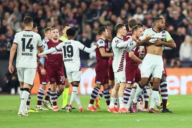 West Ham gegen Leverkusen 18. April 2024, London UEFA EUROPA League, Viertelfinale Rückspiel West Ham United gegen Bayer 04 Leverkusen Kurt Zouma von West Ham trägt Jonathan Tah von Bayer Leverkusen vom Platz Foto Charlotte Wilson Abseits London UK  Copyright: xCharlottexWilsonx xOffsidexOffside