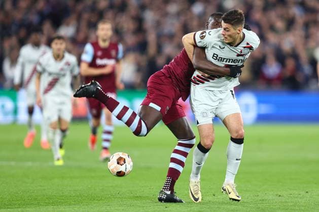 West Ham gegen Leverkusen 18. April 2024, London UEFA EUROPA League, Viertelfinale Rückspiel West Ham United gegen Bayer 04 Leverkusen Kurt Zouma von West Ham und Patrick Schick von Bayer Leverkusen Foto Charlotte Wilson Abseits London UK  Copyright: xCharlottexWilsonx xOffsidexOffside