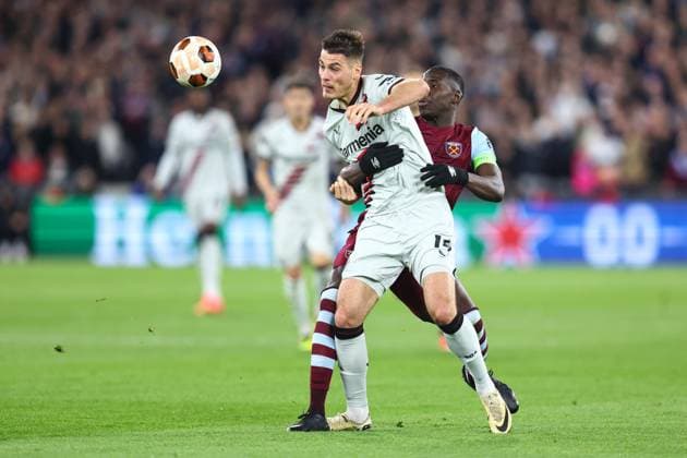 West Ham gegen Leverkusen 18. April 2024, London UEFA EUROPA League, Viertelfinale Rückspiel West Ham United gegen Bayer 04 Leverkusen Kurt Zouma von West Ham und Patrick Schick von Bayer Leverkusen Foto Charlotte Wilson Abseits London UK  Copyright: xCharlottexWilsonx xOffsidexOffside
