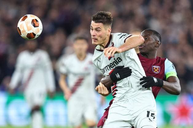 West Ham gegen Leverkusen 18. April 2024, London UEFA EUROPA League, Viertelfinale Rückspiel West Ham United gegen Bayer 04 Leverkusen Kurt Zouma von West Ham und Patrick Schick von Bayer Leverkusen Foto Charlotte Wilson Abseits London UK  Copyright: xCharlottexWilsonx xOffsidexOffside
