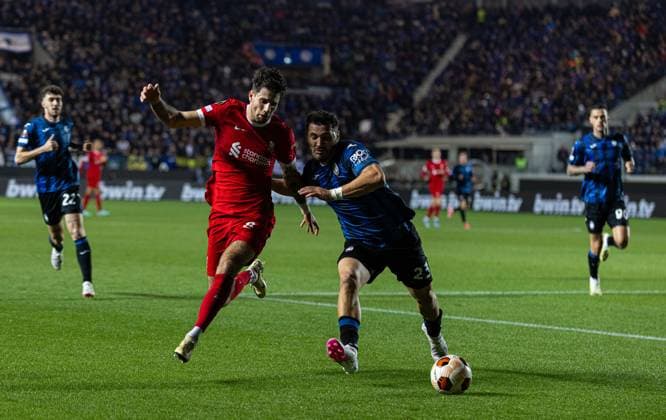 Football - UEFA Europa League - Quarter-Final 2nd Leg - BC Atalanta v Liverpool FC BERGAMO, ITALY - Thursday, April 18, 2024: Liverpool s Dominik Szoboszlai (L) is challenged by Atalanta s Sead KolaÅ¡inac during the UEFA Europa League Quarter-Final 2nd Leg match between BC Atalanta and Liverpool FC at the Stadio Atleti Azzurri d Italia. (Photo by David Rawcliffe Propaganda) BERGAMO Stadio Atleti Azzurri d Italia LOMBARDY ITALY  Copyright: xDavidxRawcliffex P2024-04-18-Atalanta_Liverpool-36