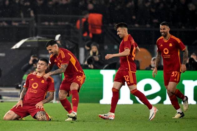 Gianluca Mancini of AS Roma (l) celebrates with team mates after scoring the goal of 1-0 during the Europa League football match between AS Roma and AC Milan at Olimpico stadium in Rome (Italy), April 18th, 2024. AndreaxStaccioli