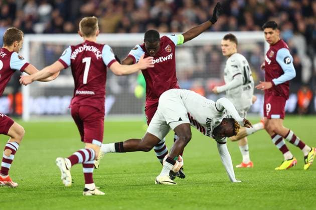 West Ham gegen Leverkusen 18. April 2024, London UEFA EUROPA League, Viertelfinale Rückspiel West Ham United gegen Bayer 04 Leverkusen Victor Boniface von Bayer Leverkusen und Kurt Zouma von West Ham Foto Charlotte Wilson Abseits London UK  Copyright: xCharlottexWilsonx xOffsidexOffside