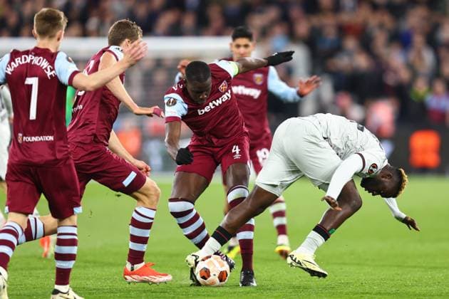 West Ham gegen Leverkusen 18. April 2024, London UEFA EUROPA League, Viertelfinale Rückspiel West Ham United gegen Bayer 04 Leverkusen Victor Boniface von Bayer Leverkusen und Kurt Zouma von West Ham Foto Charlotte Wilson Abseits London UK  Copyright: xCharlottexWilsonx xOffsidexOffside