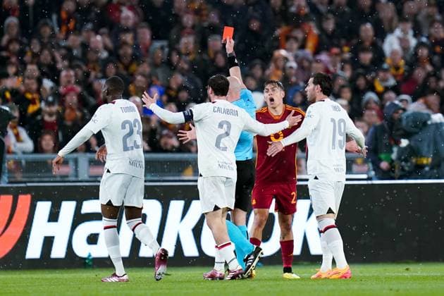 AS Roma v AC Milan - Quarter-Final Second Leg - UEFA Europa League 2023 24 Referee Szymon Marciniak shows a red card to Zeki Celik of AS Roma during the UEFA Europa League 2023 24 Quarter-Final second leg match between AS Roma and AC Milan at Stadio Olimpico on April 18, 2024 in Rome, Italy. Rome Stadio Olimpico Rome Italy Copyright: xGiuseppexMaffiax UEL_Roma-Milan_180424_LIA9849
