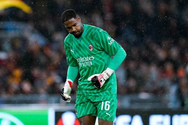AS Roma v AC Milan - Quarter-Final Second Leg - UEFA Europa League 2023 24 Mike Maignan of AC Milan looks dejected during the UEFA Europa League 2023 24 Quarter-Final second leg match between AS Roma and AC Milan at Stadio Olimpico on April 18, 2024 in Rome, Italy. Rome Stadio Olimpico Rome Italy Copyright: xGiuseppexMaffiax UEL_Roma-Milan_180424_LIA0248