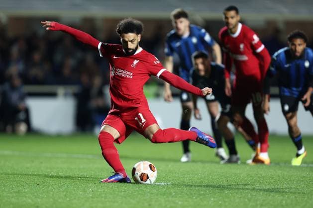 Sport Bilder des Tages Mohamed Salah (Liverpool Fc) scores his team s first goal, UEFA Europa League 2023 2024 - Quarter-Final, Atalanta vs Liverpool Fc, Gewiss Stadium, April 18, 2024, Bergamo, Italy.