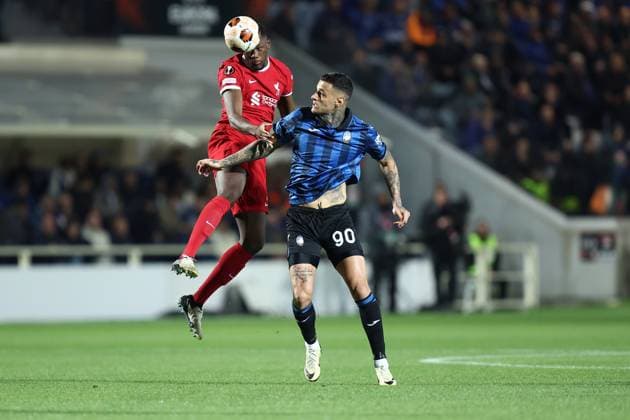 Gianluca Scamacca (Atalanta Bc) und Ibrahima Konate (Liverpool Fc) battle for the ball, UEFA Europa League 2023 2024 - Quarter-Final, Atalanta vs Liverpool Fc, Gewiss Stadium, April 18, 2024, Bergamo, Italy.