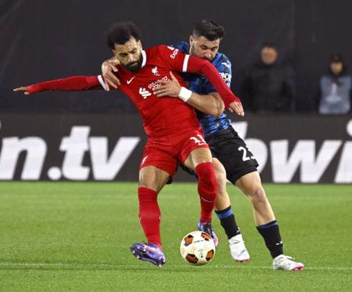 Foto IPP Paolo Bona Bergamo 18 04 2024 UEFA Europa League di Calcio stagione 2023 2024 partita Atalanta-Liverpool Nella foto Sead Kolasinic cerca di trattenere Mohamaed Salah che protegge il possesso del pallone Italy Photo Press Worldwide Copyright italy Italy ITALY  Copyright: xR4924_italyphotopressx