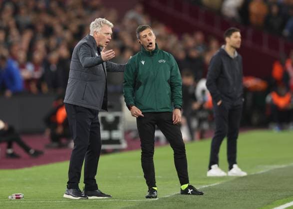 London, England, 18th April 2024. David Moyes manager of West Ham United talks to the fourth officiall during the UEFA Europa League match at the London Stadium, London. Picture credit should read: David Klein Sportimage EDITORIAL USE ONLY. No use with unauthorised audio, video, data, fixture lists, club league logos or live services. Online in-match use limited to 120 images, no video emulation. No use in betting, games or single club league player publications. SPI-3091-0039