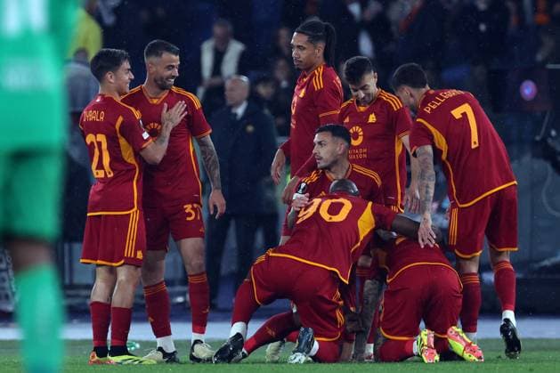 Rome, Italy 18.04.2024: Gianluca Mancini of Roma score the goal 1-0 and celebrate with the team during the UEFA Europa League 2023-2024, quarter final , football match between AS Roma vs AC Milan at Olympic Stadium in Rome.  Copyright: xMarcoxIacobucci IPAxSportx xipa-x xx IPA_45278150 IPA_Agency_IPA45278150