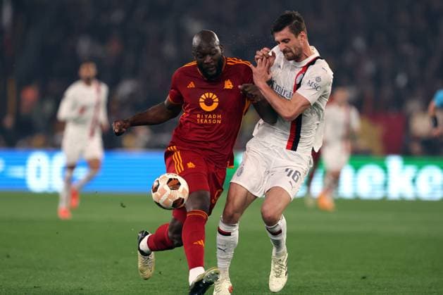 Rome, Italy 18.04.2024: Tammy Abraham of Roma fight for the ball with Gabbia of Milan during the UEFA Europa League 2023-2024, quarter final , football match between AS Roma vs AC Milan at Olympic Stadium in Rome.  Copyright: xMarcoxIacobucci IPAxSportx xipa-x xx IPA_45278208 IPA_Agency_IPA45278208