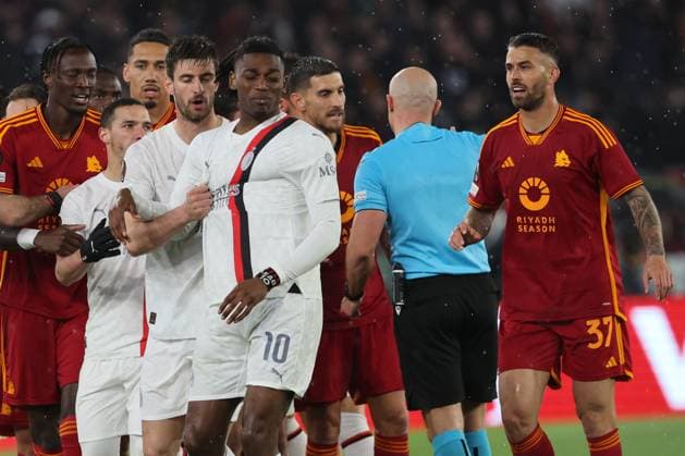 Rome, Italy 18.04.2024: Rafael Leao of Milan Protest against Leandro Paredes of Roma for kick from behind during the UEFA Europa League 2023-2024, quarter final , football match between AS Roma vs AC Milan at Olympic Stadium in Rome.  Copyright: xMarcoxIacobucci IPAxSportx xipa-x xx IPA_45278298 IPA_Agency_IPA45278298