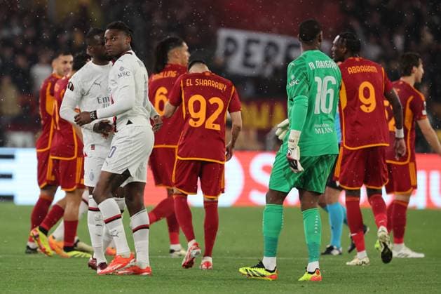 Rome, Italy 18.04.2024: Rafael Leao of Milan Protest against Leandro Paredes of Roma for kick from behind during the UEFA Europa League 2023-2024, quarter final , football match between AS Roma vs AC Milan at Olympic Stadium in Rome.  Copyright: xMarcoxIacobucci IPAxSportx xipa-x xx IPA_45278308 IPA_Agency_IPA45278308