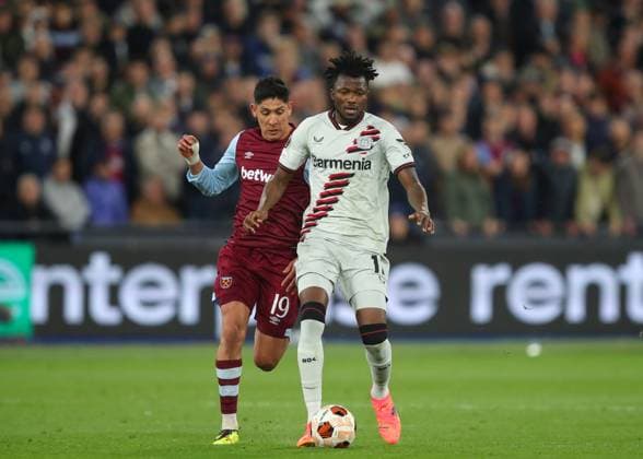 UEFA Europa League Quarter-Final West Ham United v Bayer 04 Leverkusen Edmond Tapsoba of Bayer Leverkusen holds off Edson Ãlvarez of West Ham United, during the UEFA Europa League Quarter-Final match West Ham United vs Bayer 04 Leverkusen at London Stadium, London, United Kingdom, 18th April 2024 (Photo by Gareth Evans News Images) London London Stadium United Kingdom Copyright: xGarethxEvans NewsxImagesx
