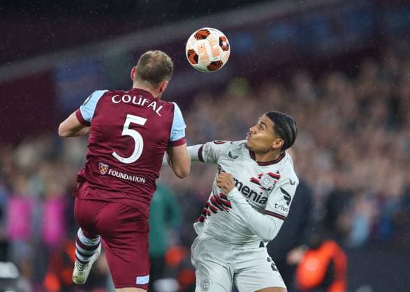 UEFA Europa League Quarter-Final West Ham United v Bayer 04 Leverkusen Amine Adli of Bayer Leverkusen and Vladimir Coufal of West Ham United battle for the ball, during the UEFA Europa League Quarter-Final match West Ham United vs Bayer 04 Leverkusen at London Stadium, London, United Kingdom, 18th April 2024 (Photo by Gareth Evans News Images) London London Stadium United Kingdom Copyright: xGarethxEvans NewsxImagesx