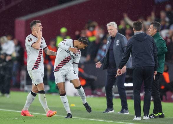 UEFA Europa League Quarter-Final West Ham United v Bayer 04 Leverkusen Amine Adli of Bayer Leverkusen and Granit Xhaka of Bayer Leverkusen appeals to the fourth official, during the UEFA Europa League Quarter-Final match West Ham United vs Bayer 04 Leverkusen at London Stadium, London, United Kingdom, 18th April 2024 (Photo by Gareth Evans News Images) London London Stadium United Kingdom Copyright: xGarethxEvans NewsxImagesx