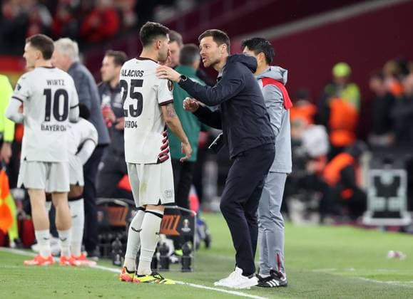 - West Ham United v Bayer 04 Leverkusen, UEFA Europa League, Quarter Final, 2nd Leg, London Stadium, London, UK - 18th April 2024. Xabi Alonso Manager of Bayer 04 Leverkusen points out instructions to Exequiel Palacios of Bayer 04 Leverkusen. - West Ham United v Bayer 04 Leverkusen, UEFA Europa League, Quarter Final, 2nd Leg, London Stadium, London, UK - 18th April 2024. London London Stadium UK Copyright: xDanxWeirx CP_West_Ham_United_Bayer_04_Leverkusen_07