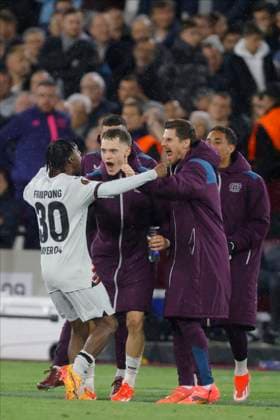 Sport Themen der Woche KW16 West Ham United FC v Bayer 04 Leverkusen: Quarter-Final Second Leg - UEFA Europa League 2023 24 Jeremie Frimpong of Bayer 04 Leverkusen celebrates with substitutes during the UEFA Europa League 2023 24 Quarter-Final second leg match between West Ham United FC and Bayer 04 Leverkusen at Olympic Stadium on April 18, 2024 in London, England. London Olympic Stadium England United Kingdom Copyright: xNigelxFrench Sportsphoto APLx 14037846