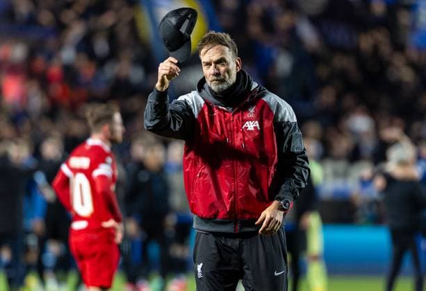 Sport Bilder des Tages Football - UEFA Europa League - Quarter-Final 2nd Leg - BC Atalanta v Liverpool FC BERGAMO, ITALY - Thursday, April 18, 2024: Liverpool s lm waves to supporters after the UEFA Europa League Quarter-Final 2nd Leg match between BC Atalanta and Liverpool FC at the Stadio Atleti Azzurri d Italia. (Photo by David Rawcliffe Propaganda) BERGAMO Stadio Atleti Azzurri d Italia LOMBARDY ITALY  Copyright: xDavidxRawcliffex P2024-04-18-Atalanta_Liverpool-47