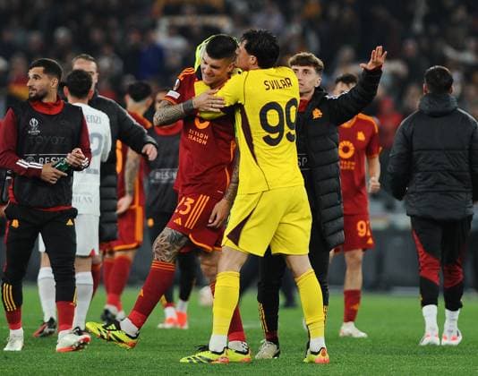 Foto IPP Cavaliere Emiliano. Roma 18 04 2024. Calcio Europa League 2023 2024 - quarti partita di ritorno AS Roma-AC Milan. Nella foto: esultano i giocatori della Roma con il portiere Svilar che abbraccia e bacia Gianluca Mancini Italy Photo Press - World Copyright italy ITALY  Copyright: xR4924_italyphotopressx