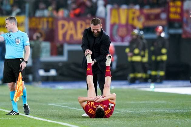 Sport Bilder des Tages AS Roma v AC Milan - Quarter-Final Second Leg - UEFA Europa League 2023 24 Daniele De Rossi head coach of AS Roma helps Stephan El Shaarawy during the UEFA Europa League 2023 24 Quarter-Final second leg match between AS Roma and AC Milan at Stadio Olimpico on April 18, 2024 in Rome, Italy. Rome Stadio Olimpico Rome Italy Copyright: xGiuseppexMaffiax UEL_Roma-Milan_180424_LIA0198