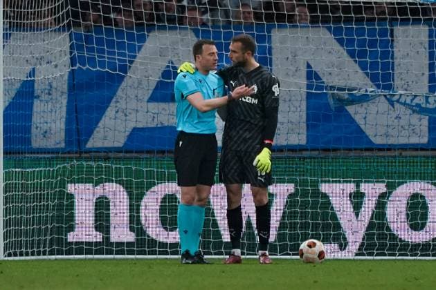 Felix Zwayer (arbitre) - Pau Lopez (Olympique de Marseille) FOOTBALL : Olympique de Marseille vs SL Benfica - Ligue Europa - Quart de finale retour - Marseille - 18 04 2024 NorbertScanella Panoramic 