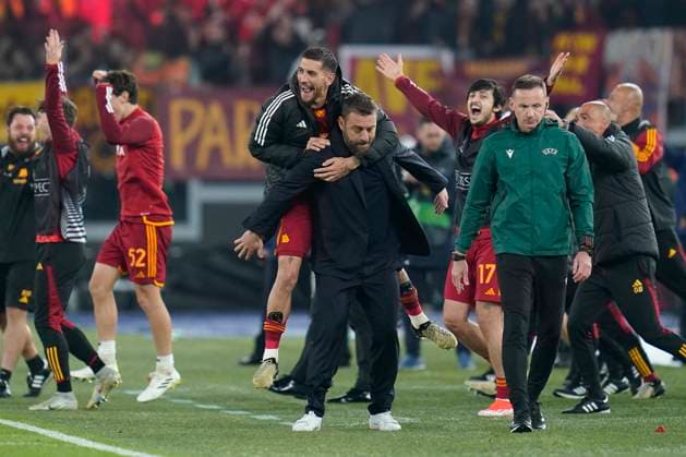 Daniele De Rossi Head Coach of AS Roma celebrates qualification with his players at the end of the UEFA Europa League Quarter-final second leg match between AS Roma and AC Milan at Stadio Olimpico Rome Italy on 18 April 2024. Rome Stadio Olimpico Rome Italy Copyright: xPhotoxSportxPicsx SP24-914-053