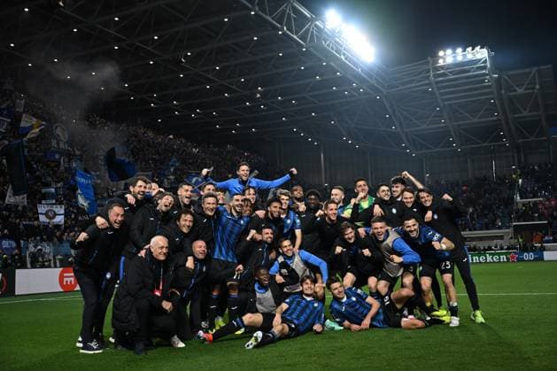 Team Atalanta BC celebrating after the victory during the UEFA Europa League quarter finals second leg match between Atalanta BC and Liverpool FC on Avril 18, 2024 at Gewiss stadium in Bergamo, Italy. Credit: Tiziano Ballabio  Copyright: xTizianoxBallabio IPAxSportx xipax xx IPA_45279377 IPA_Agency_IPA45279377