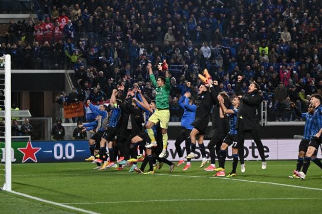 Football Europa League match - Atalanta BC vs Liverpool FC Team of Atalanta BC, greeting the supporters at the end of the match after the UEFA Europa League quarter finals second leg match between Atalanta BC and Liverpool FC on Avril 18, 2024 at Gewiss stadium in Bergamo, Italy. Credit: Tiziano Ballabio Bergamo Italy  Copyright: xIPAxSport ABACAx